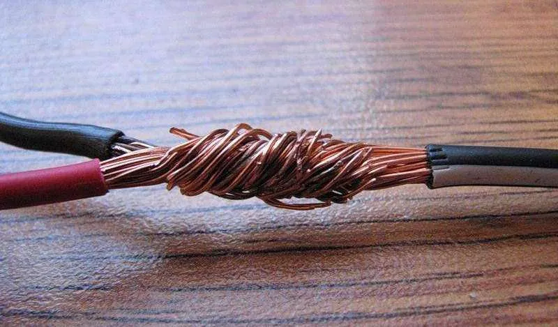 Скрутка це найпростіший спосіб стикування проводів.