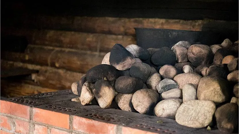 Якщо кам'янка почала чадити, тоді потрібно її розібрати і очистити від сажі, що налипла.