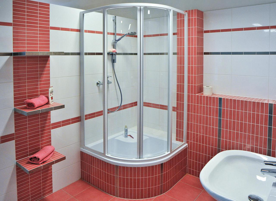 Łazienka z kabiną prysznicową – 5 podstawowych stylów i wiele pomysłów