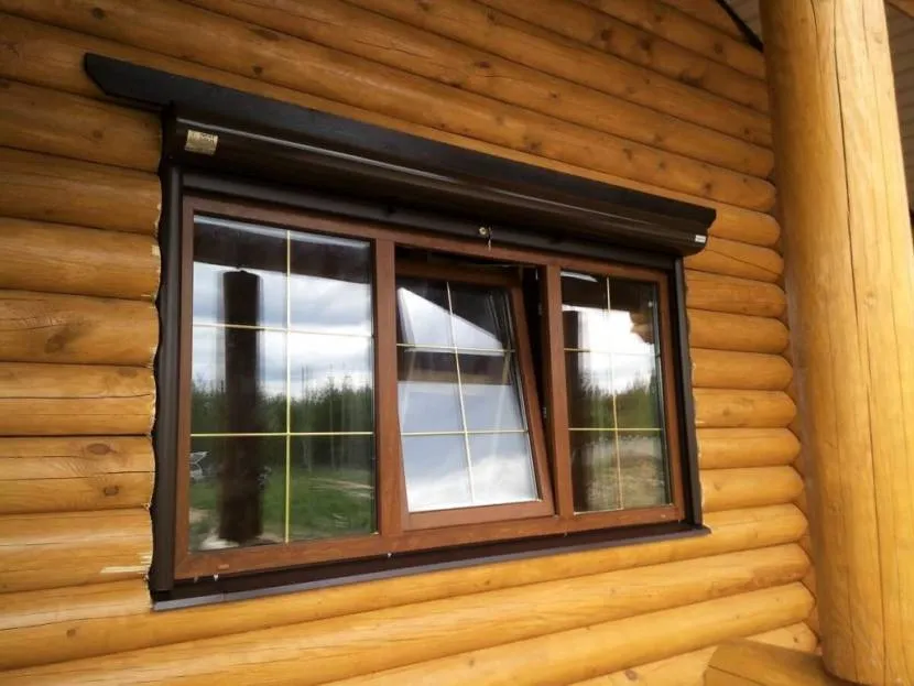 Przed montażem okna PCV w drewnianym domu prowadzone są prace przygotowawcze w celu ułożenia otworu