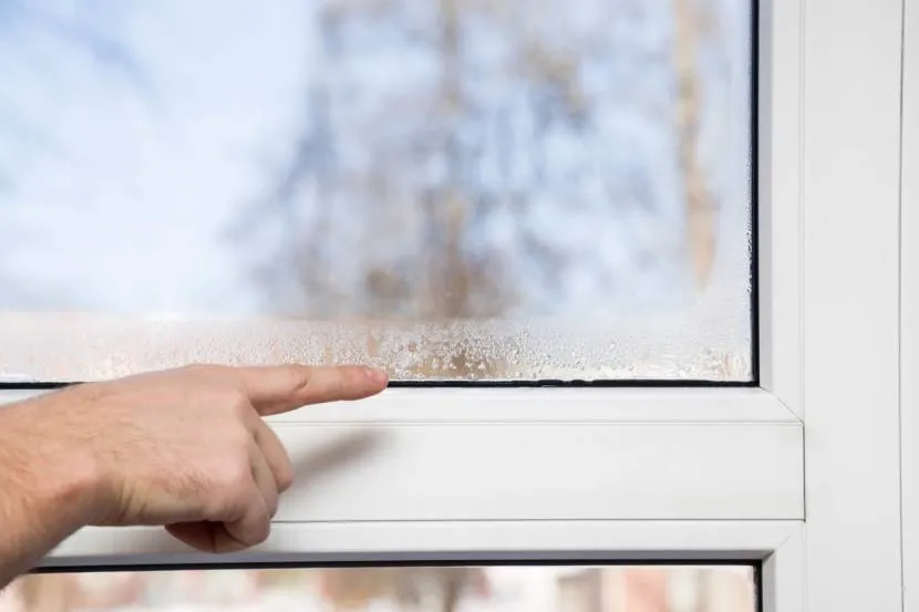 Zaparowane podwójnie oszklone okno w wyniku braku ciepła z akumulatora