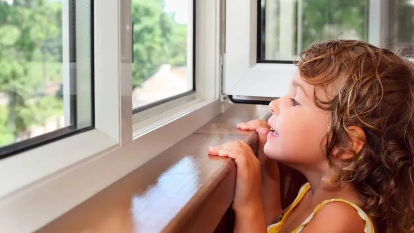 Bez specjalnej ochrony dzieci mogą z łatwością otworzyć plastikowe okno.