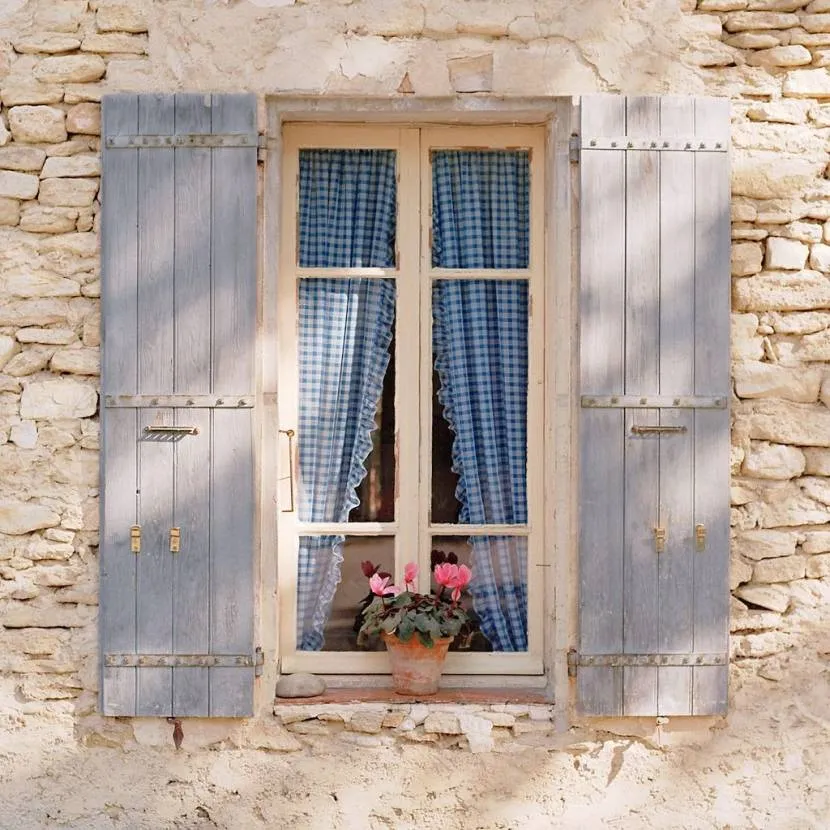 Przykład okiennic drewnianych na okno