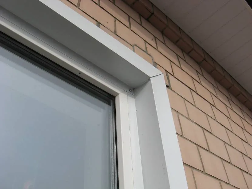 Zbocza chronią okno PCV przed opadami atmosferycznymi i światłem słonecznym