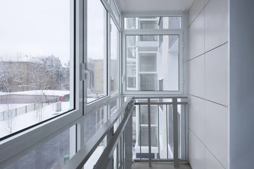 Balkon z panoramicznymi oknami