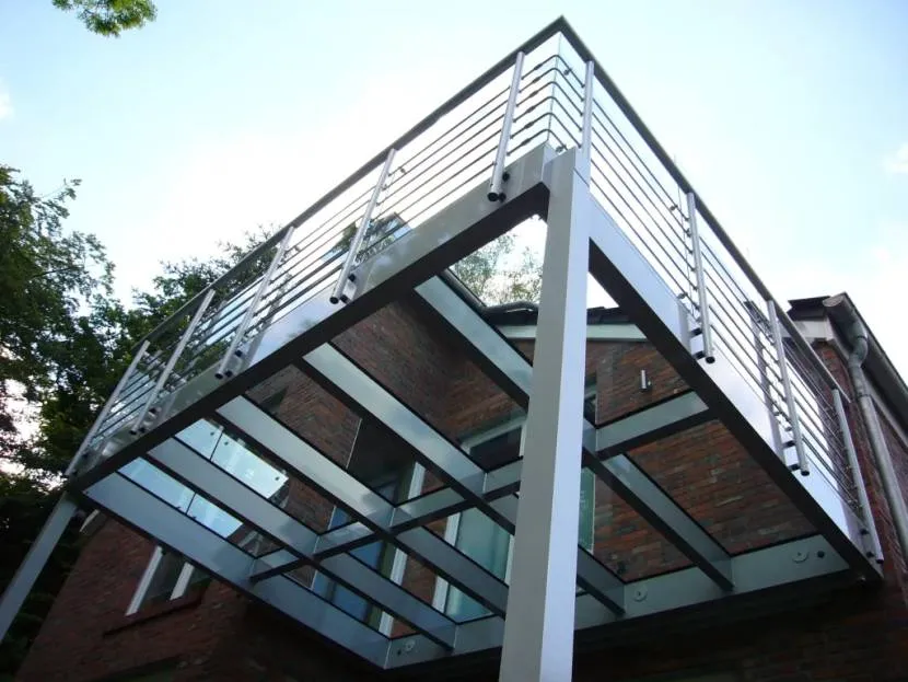 Metalowa konstrukcja ramy balkonowej domu prywatnego