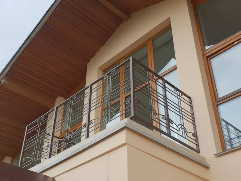 Відкрита балконна площадка заміського будинку