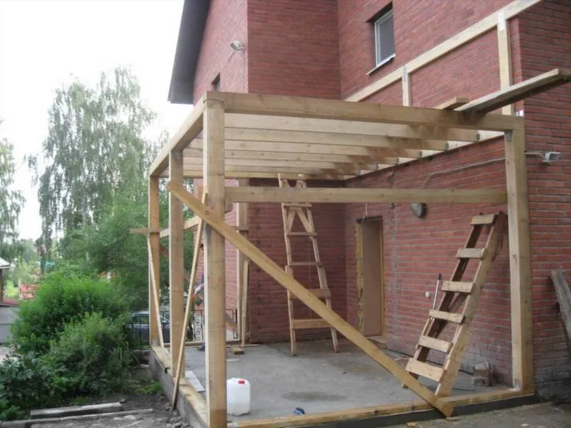 Будівництво дерев'яного каркасу для балкона на опорах