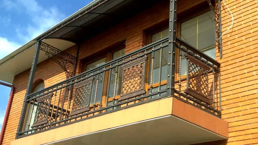 Przed rozpoczęciem prac budowlanych przestrzeń pod balkonem jest ogrodzona, aby zapobiec zranieniu przechodzących osób.