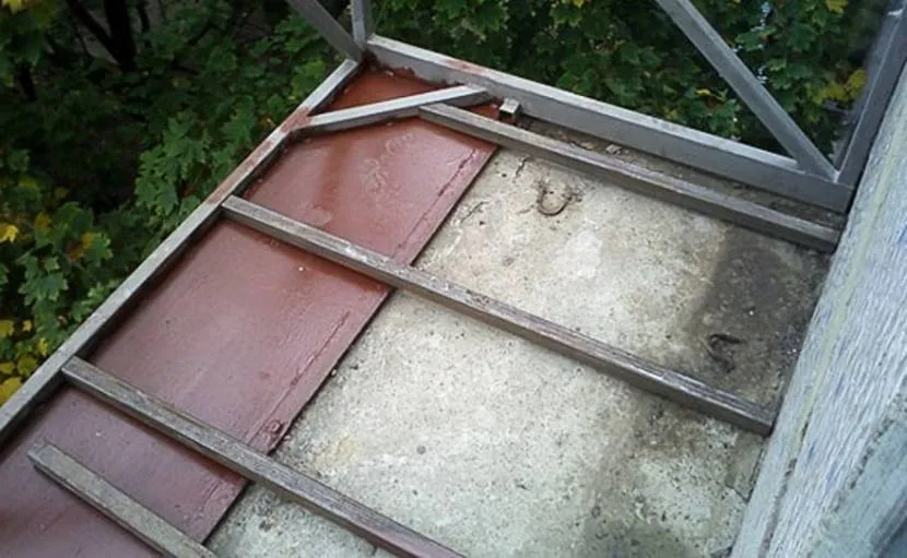 Metalowa podstawa balkonu w płaszczyźnie poziomej