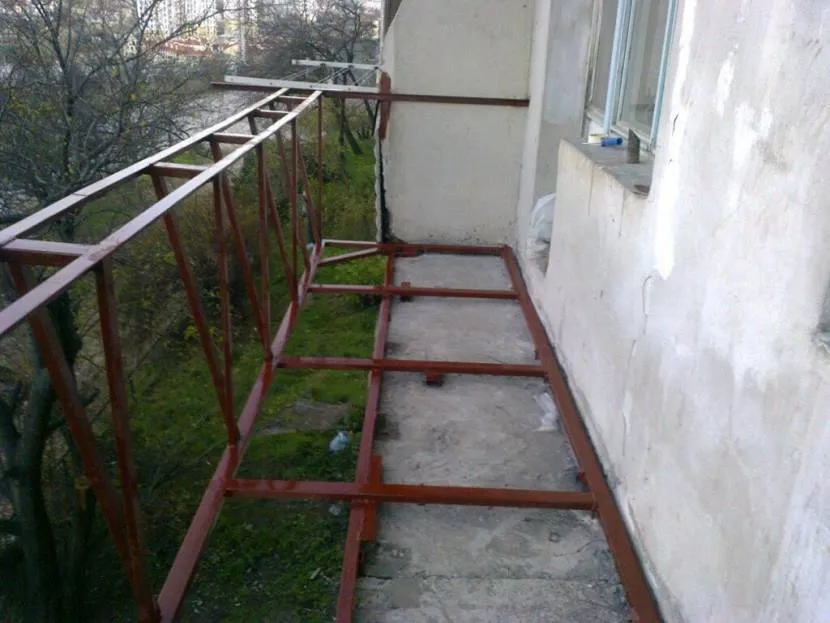 Demontaż wzdłuż płyty z jednoczesną rozbudową balkonu wzdłuż parapetu