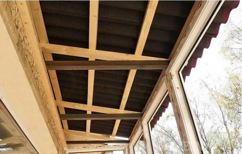 Dach balkonowy z metalu i drewna