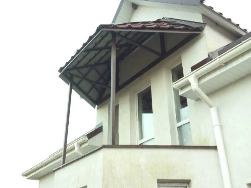 Трискатний балконний дах