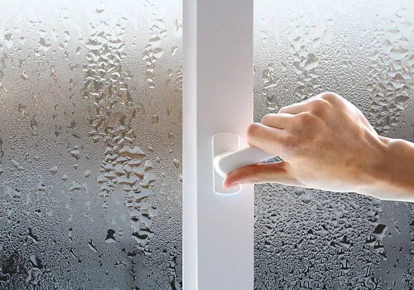 Wysoka wilgotność jest częstą przyczyną kondensacji pary wodnej na oknach w pomieszczeniu.