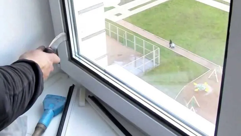 Usunięcie okna z podwójnymi szybami wymaga precyzyjnych ruchów