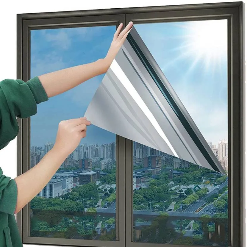 Energooszczędna folia IR, która odbija fale IR z powrotem do pomieszczenia, jest przyklejona do wewnętrznej strony okna z podwójnymi szybami
