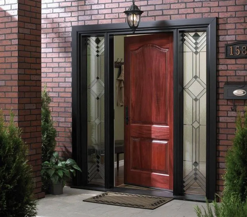 Вхідні дерев'яні двері – варіант для заміського будинку