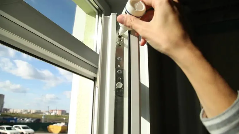 Періодичне мастило фурнітури дозволяє уникнути багатьох проблем в експлуатації пластикових вікон.