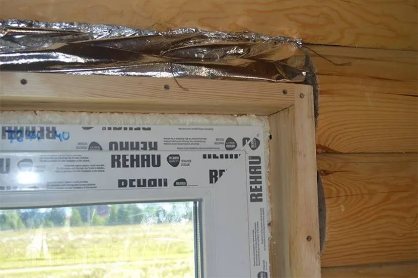 Aby zapobiec wypaczeniu plastikowego okna w otworze, podczas montażu należy wziąć pod uwagę skurcz materiału ściennego