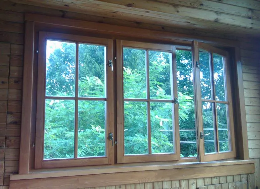 Одинарні дерев'яні вікна у будинку