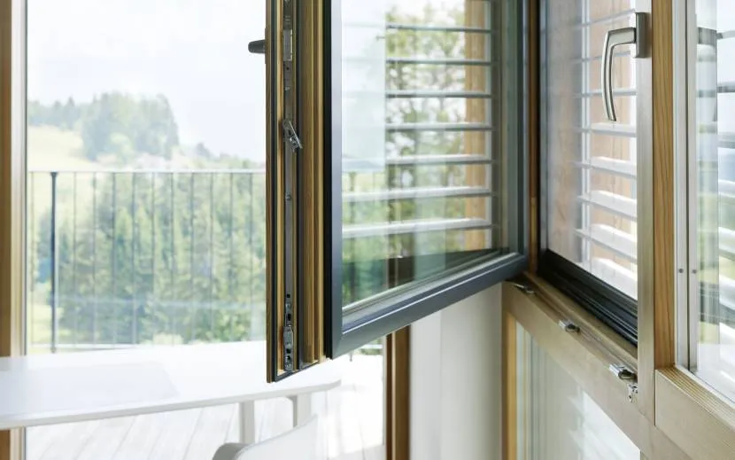 Izolowane okno aluminiowe w domu