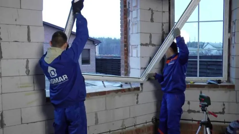 Wielu instalatorów oferuje zniżkę na zimowy montaż okien.