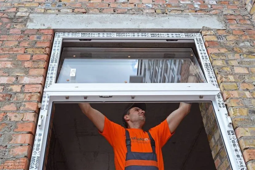 Plastikowe okno najlepiej umieścić po zakończeniu prac w zakurzonym i wilgotnym wnętrzu.