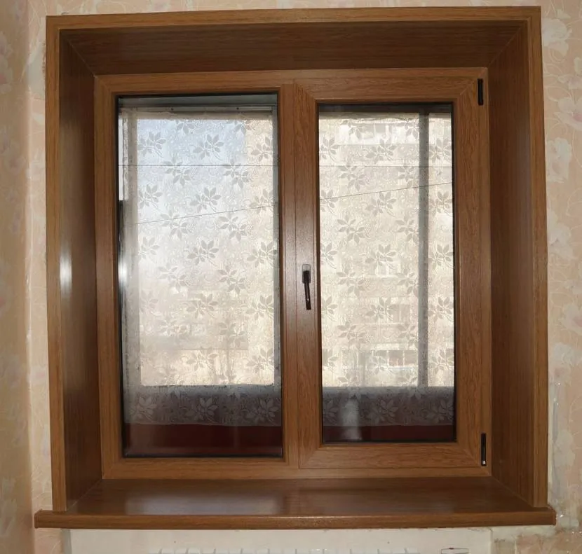 Okno plastikowe, stylizowane drewno