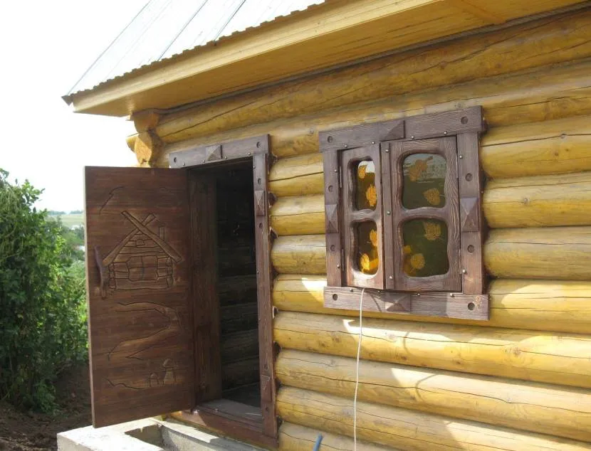 Domowe drewniane okno w wannie