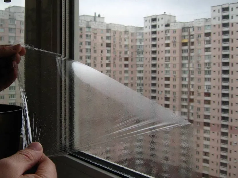 Usuwanie folii ochronnej z okna z podwójnymi szybami