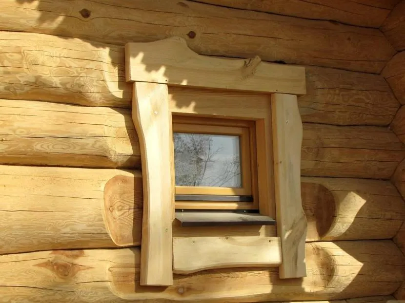 Вікно в лазні зі зрубу повинне гармонійно поєднуватися зі стилем будівлі