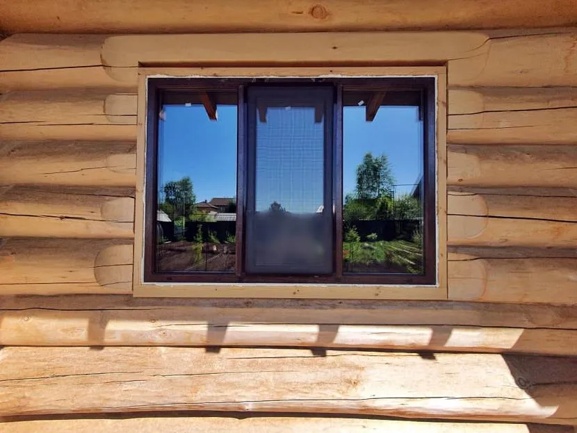 Okno w wannie z bali lub drewna powinno być zainstalowane przez obudowę