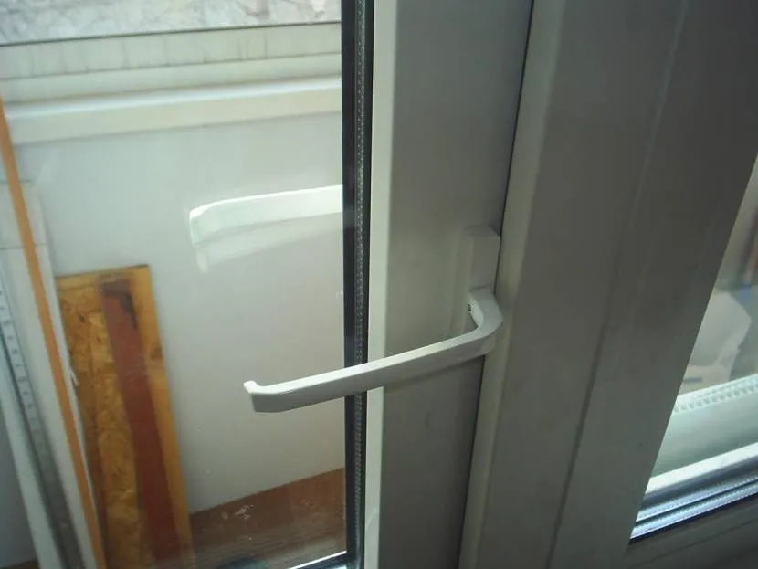 Klamka dwustronna na drzwiach balkonowych