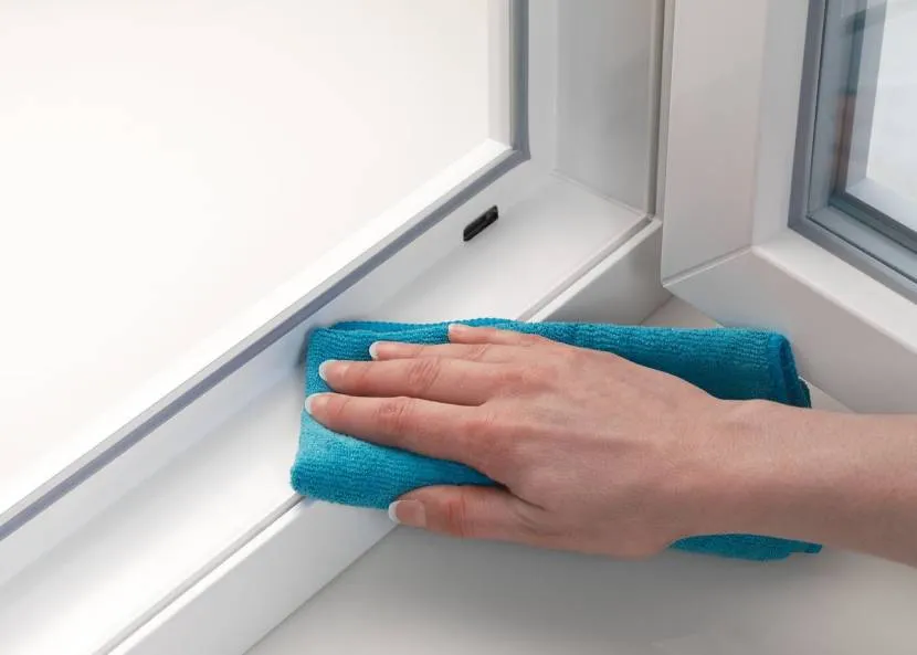 Wycieranie ramy okiennej w obszarze kontaktu z uszczelką