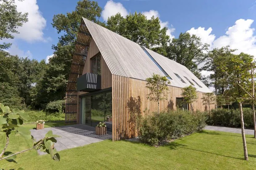 Drewniany dom w stylu ekologicznym z oknem panoramicznym