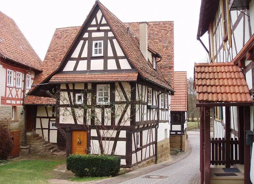 Dwukondygnacyjny budynek mieszkalny z muru pruskiego przylegający do sąsiedniego domu ma niewielką powierzchnię
