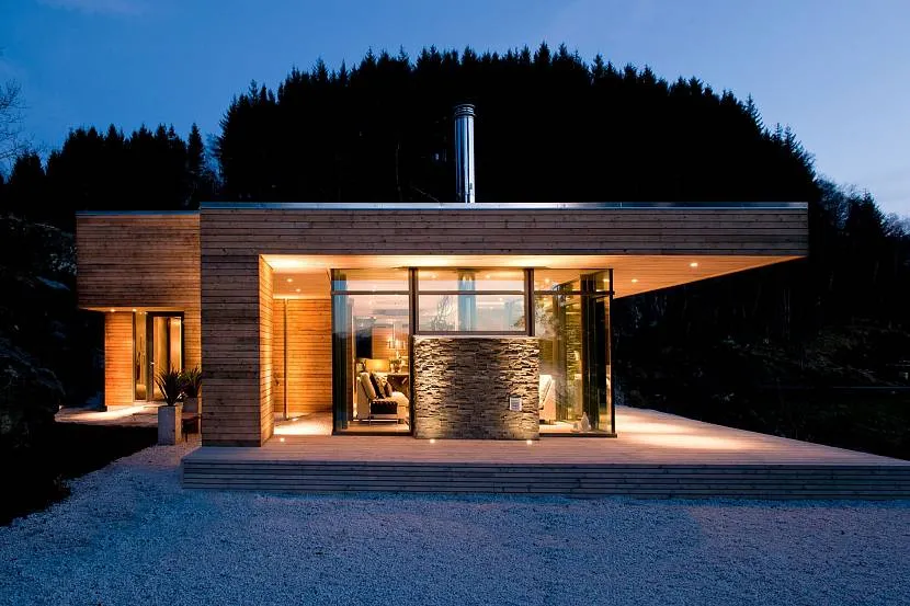 Przestronny prostokątny dom z dużymi oknami z podwójnymi szybami