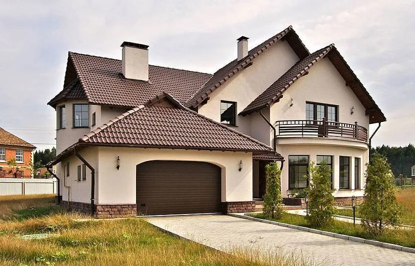 Przykład kompetentnego połączenia różnych konstrukcji dachowych