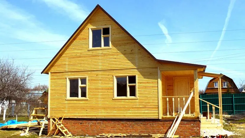 Варіант будівництва будинку із закритим ганком при відмові від передпокою