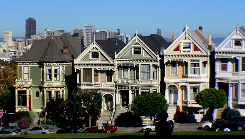 Вулиця з традиційних будинків у Сан-Франциско з гаражем на першому поверсі