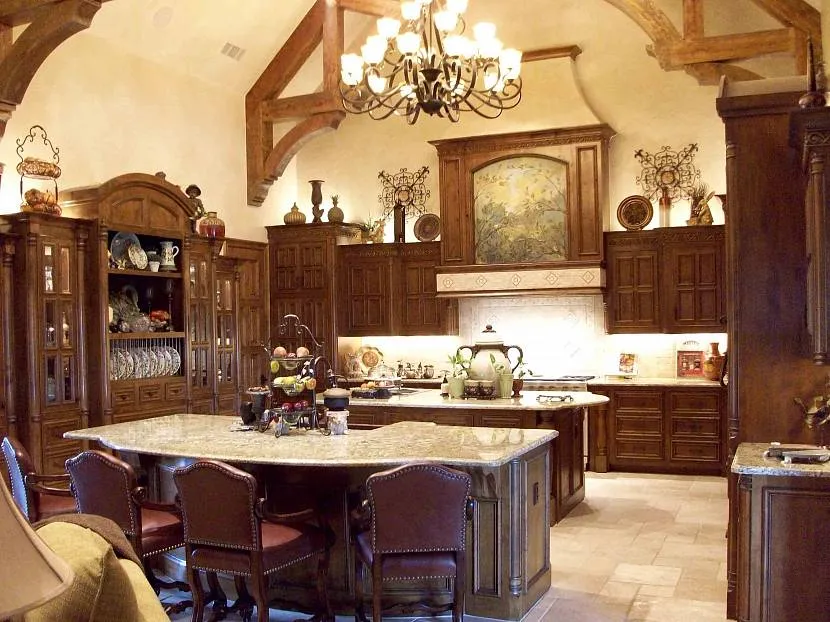 Кухонні гарнітури з масиву дерева та меблі, оббиті шкірою, найкраще підходять для оформлення інтер'єру замку