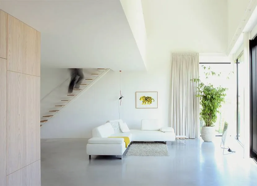 Lekkie ściany, lekki sufit i samopoziomująca podłoga to idealna podstawa minimalistycznego wystroju.
