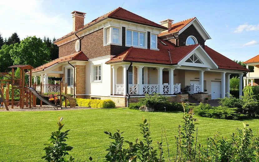 Piękna rezydencja dla dużej rodziny z dachem krytym dachówką
