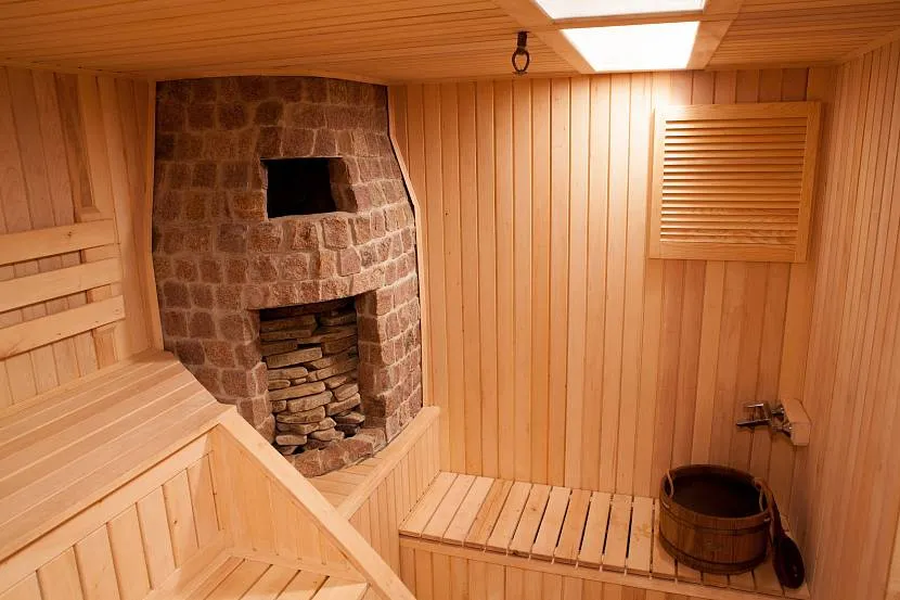 Tradycyjnie do wykańczania pomieszczeń o dużej wilgotności i temperaturze stosuje się naturalne materiały: drewno, kamień