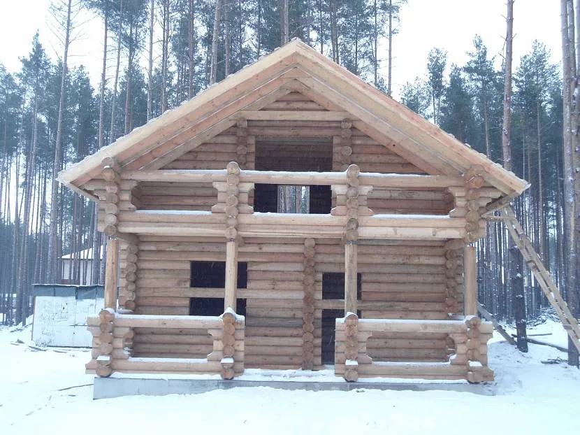 Drewniany domek łaźni z poddaszem użytkowym, balkonem i tarasem z modrzewia syberyjskiego