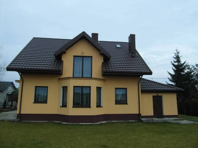 Помаранчевий фасад з коричневим дахом