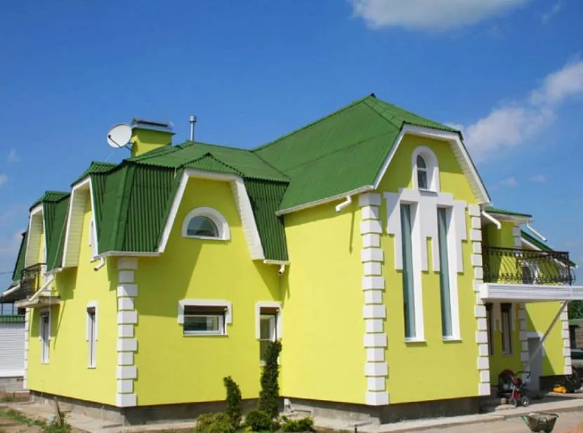 Żółty dom z białymi elementami
