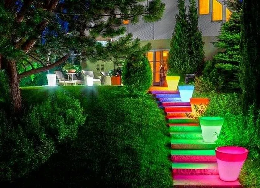 Декоративне різнокольорове освітлення заміського будинку