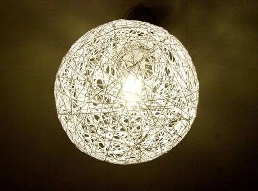 Lampa dekoracyjna DIY wykonana z grubych nici