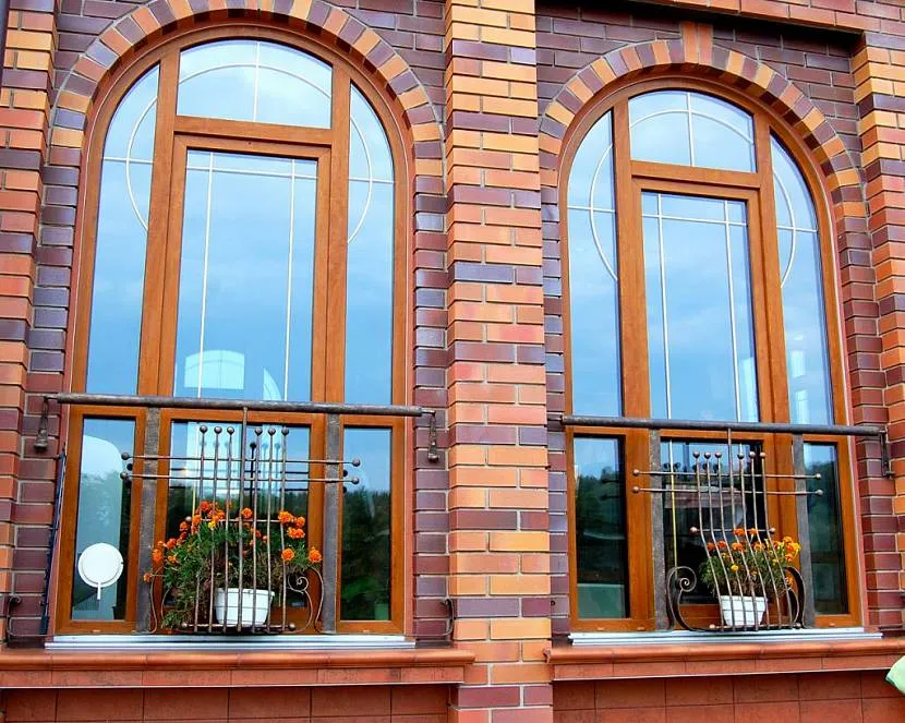 Віконні конструкції з індивідуального дизайну в цегляному будинку